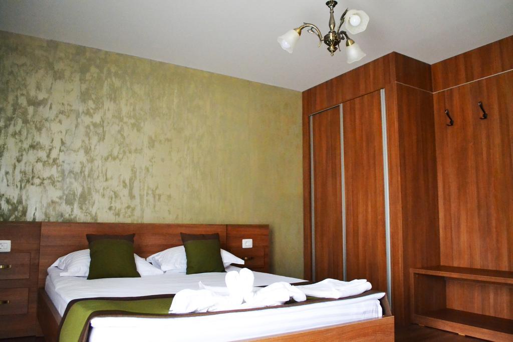 Hotel Casa Caroli Târgu Jiu Exterior foto