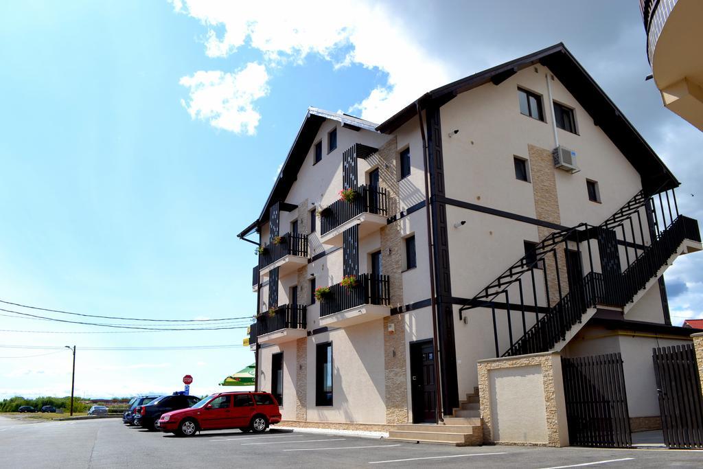 Hotel Casa Caroli Târgu Jiu Exterior foto